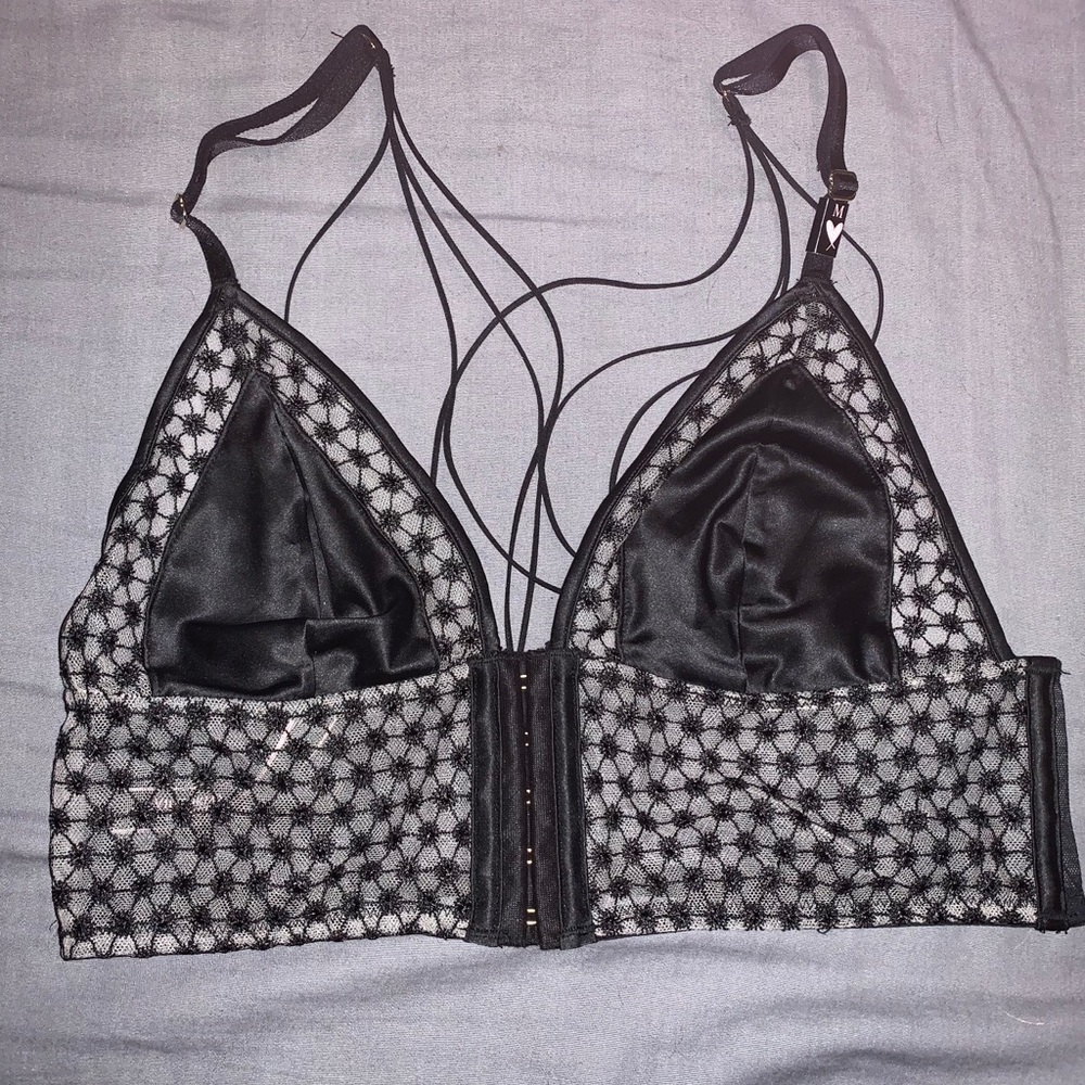 Sexy Triangle Bra Victoria Secret nwot sizeM
